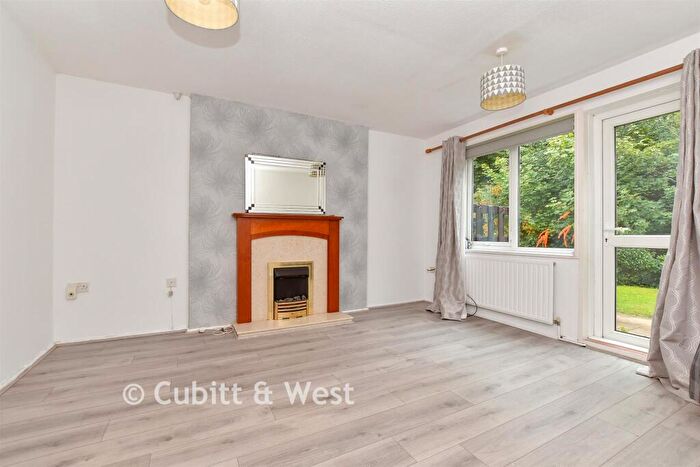 2 Bedroom Ground Maisonette For Sale In Patricia Gardens, Sutton, Surrey, SM2