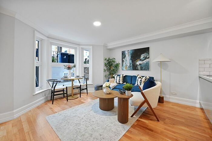 2 Bedroom Maisonette For Sale In The Grove, Ealing, W5