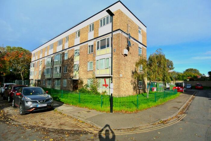2 Bedroom Flat For Sale In Bethany Waye, Bedfont, TW14