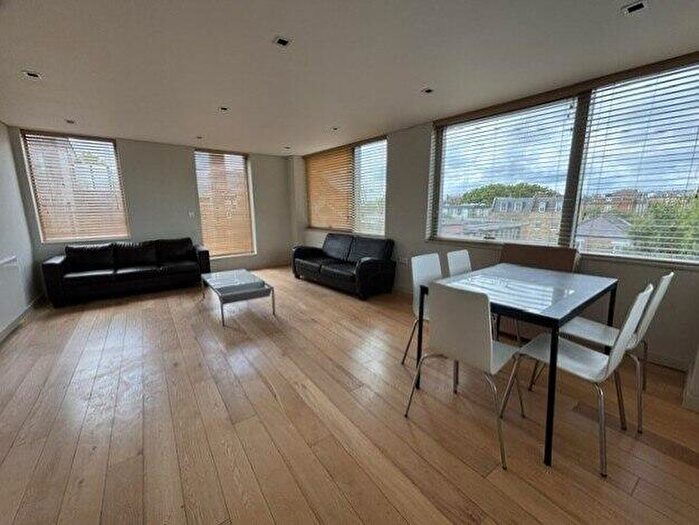 3 Bedroom Flat To Rent In Rochester Place, Camden, NW1