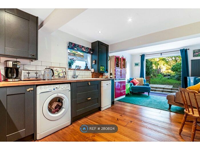 2 Bedroom Flat To Rent In Earlsfield Road, Earlsfield, SW18