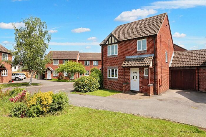 3 Bedroom Link Detached House For Sale In Chase Farm Close, Waltham Chase, SO32