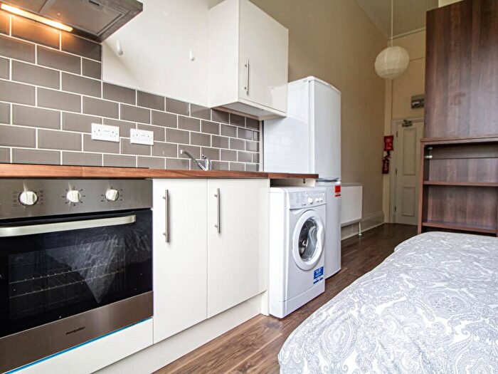 Apartment To Rent In Apt, Clarendon House #, LS2