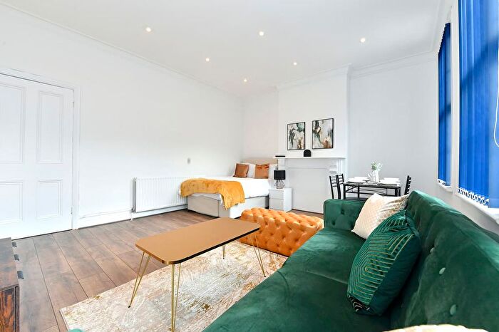 2 Bedroom Flat To Rent In North End Road, London, SW6