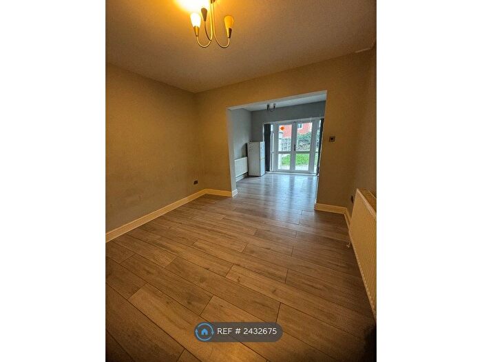 4 Bedroom Semi-Detached House To Rent In Wainfleet Avenue, Romford, RM5