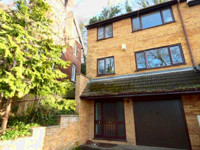 3 Bedroom Town House To Rent In Hart Hill Lane, Luton, LU2
