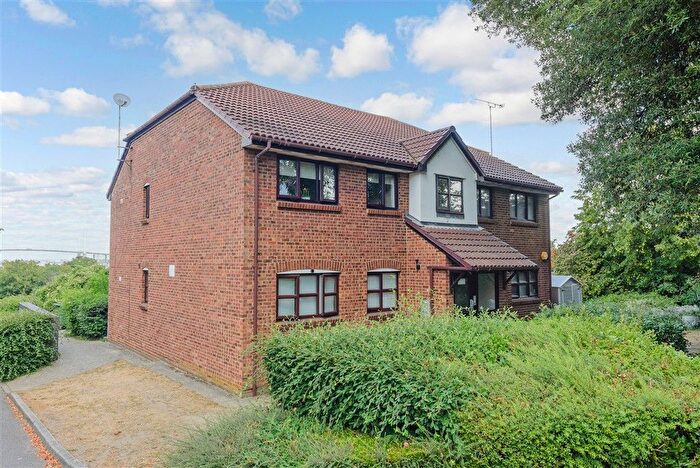 2 Bedroom Flat For Sale In Griffin Walk, Greenhithe, Kent, DA9