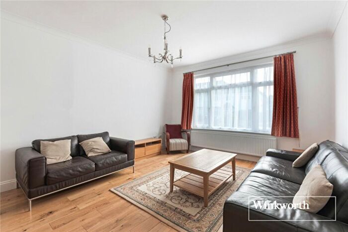 3 Bedroom End Of Terrace House For Sale In Cadogan Gardens, Finchley, London, N3