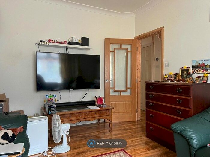 3 Bedroom Semi-Detached House To Rent In Hows Close, Uxbridge, UB8