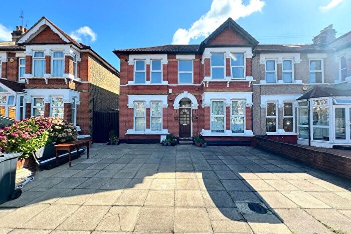2 Bedroom Flat To Rent In Aberdour Road, Ilford, Essex, IG3