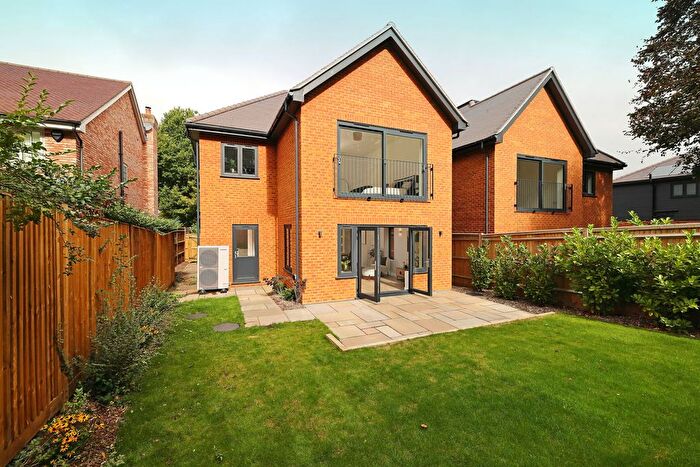 4 Bedroom Detached House For Sale In Chartland Close, Bookham, KT23