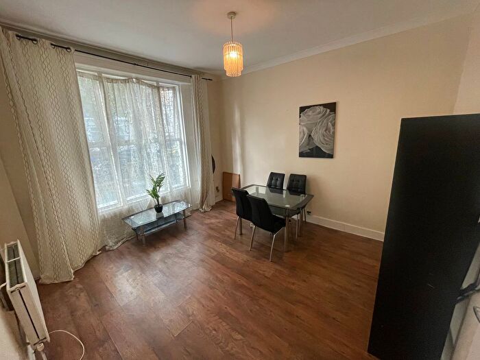 1 Bedroom Flat To Rent In Bamborough Gardens, London, W12