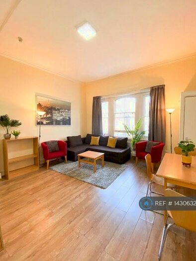 3 Bedroom Flat To Rent In Redcliffe Gardens, London, SW10