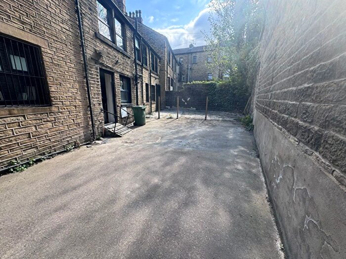 4 Bedroom Terraced House To Rent In Meltham Road, Huddersfield, HD1