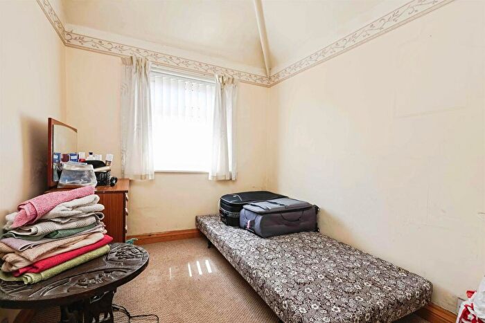 3 Bedroom Semi-Detached House For Sale In Lyttelton Road, Stechford, Birmingham, B33