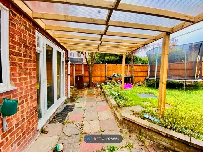 3 Bedroom Semi-Detached House To Rent In Heather Close, Sittingbourne, ME10