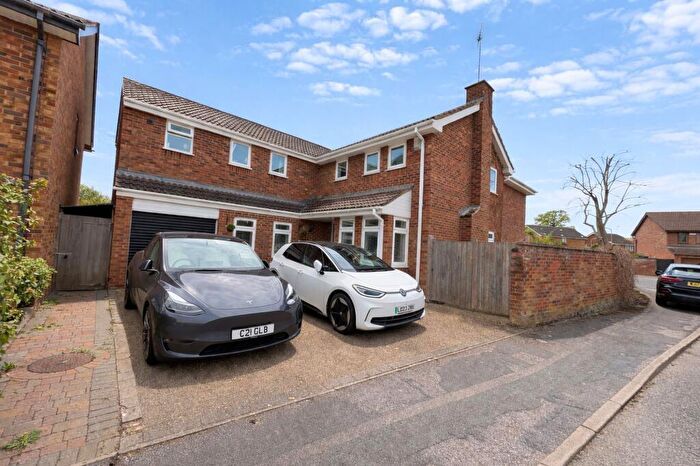 4 Bedroom Detached House For Sale In Mountsfield Close, Newport Pagnell, MK16