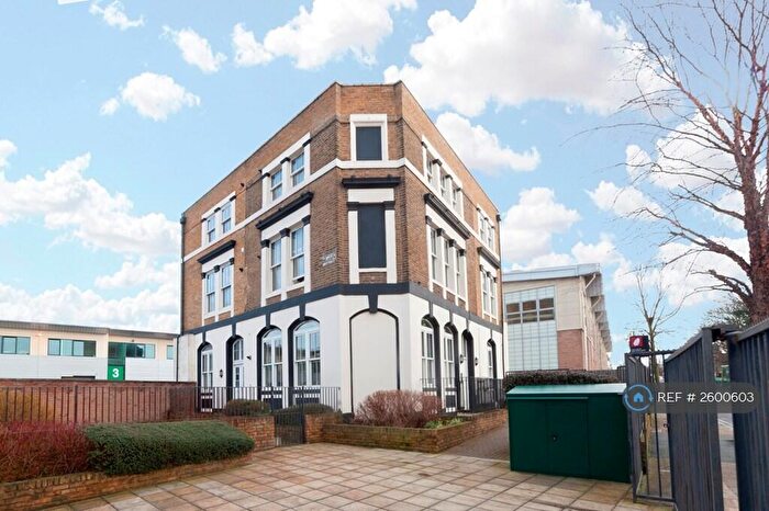 2 Bedroom Flat To Rent In Glengall Road, London, SE15