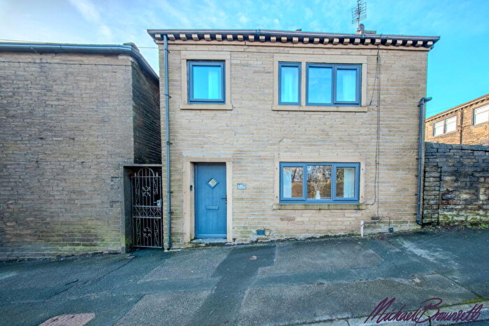 2 Bedroom Cottage For Sale In Ambler Thorn, Queensbury, Bradford, BD13