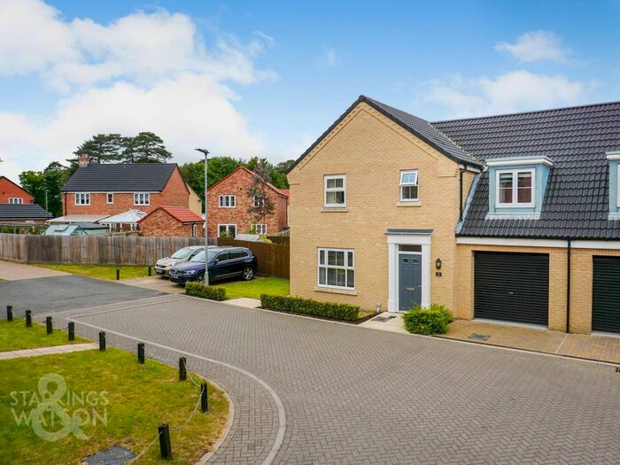 4 Bedroom Link Detached House To Rent In Hobart Drive, Little Plumstead, Norwich, NR13