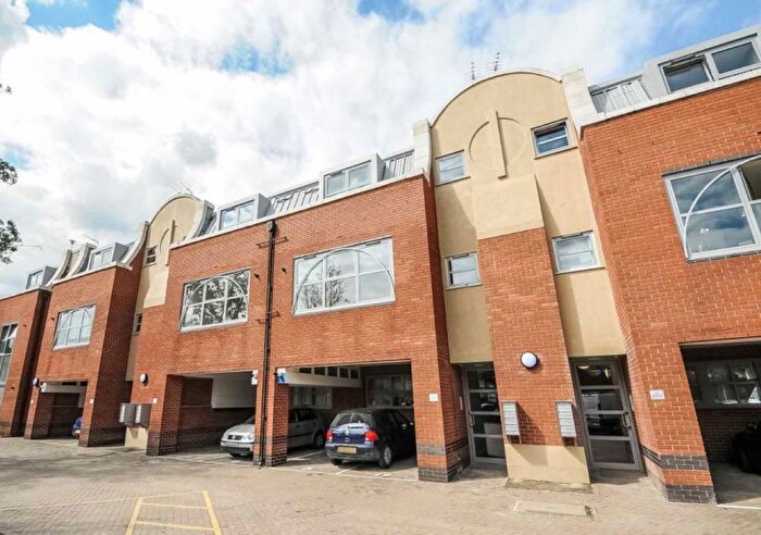 1 Bedroom Flat To Rent In Barnsbury Lane, Surbiton, KT5