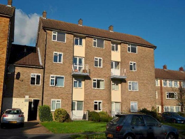 2 Bedroom Flat To Rent In The Ridgeway, St Albans, AL4