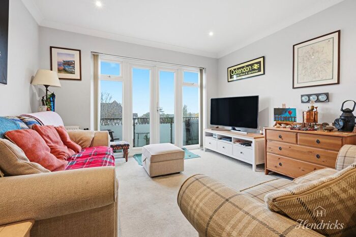 3 Bedroom Flat For Sale In Imperial Avenue, Westcliff-On-Sea, SS0