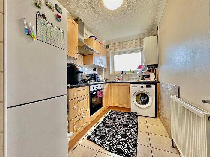 2 Bedroom Flat To Rent In Wivenhoe Court, Hounslow, TW3