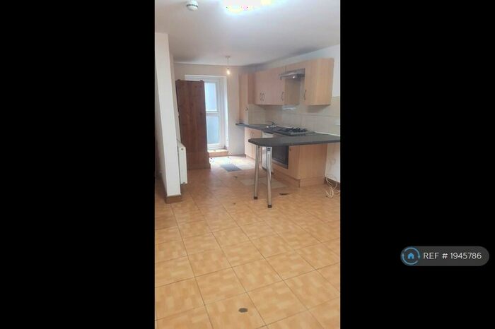 1 Bedroom Flat To Rent In Basement Stamford Hill, London, N16