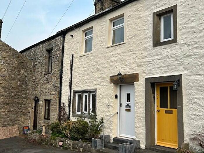 2 Bedroom Cottage For Sale In Albert Hill, Settle, BD24