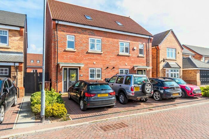 3 Bedroom Semi-Detached House To Rent In Pillar Close, Pontefract, WF8