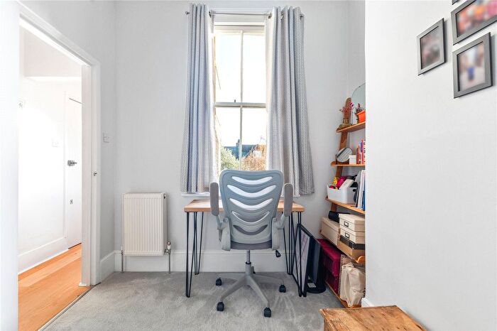 2 Bedroom Flat For Sale In Durley Road, London, N16