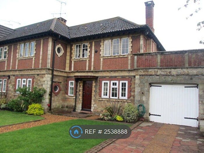 2 Bedroom Maisonette To Rent In Between Streets, Cobham, KT11