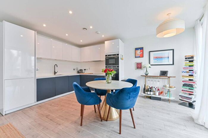 2 Bedroom Flat For Sale In Queens Road, Peckham, London, SE15