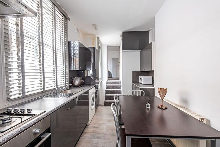 1 Bedroom Flat To Rent In Kenway Road, Earls Court, London, SW5