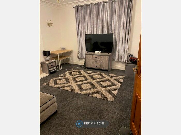 3 Bedroom Flat To Rent In Leeds, Leeds, LS20