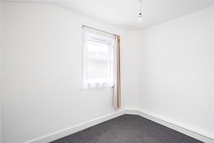 2 Bedroom Flat For Sale In Roding Road, Homerton, London, E5