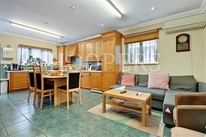 4 Bedroom House Of Multiple Occupation For Sale In North Circular Road, London, NW10