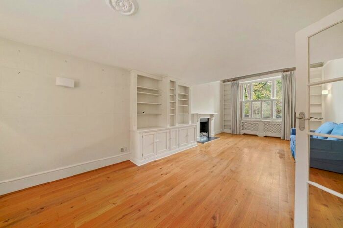 3 Bedroom Flat To Rent In Royal Crescent, London, W11