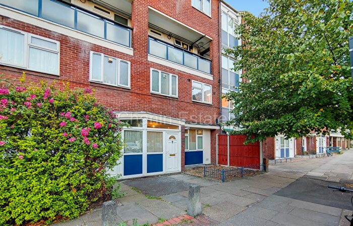 4 Bedroom Maisonette To Rent In Cooks Road, Kennington, SE17