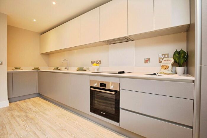 2 Bedroom Flat For Sale In Kings Road, Newbury, Berkshire, RG14