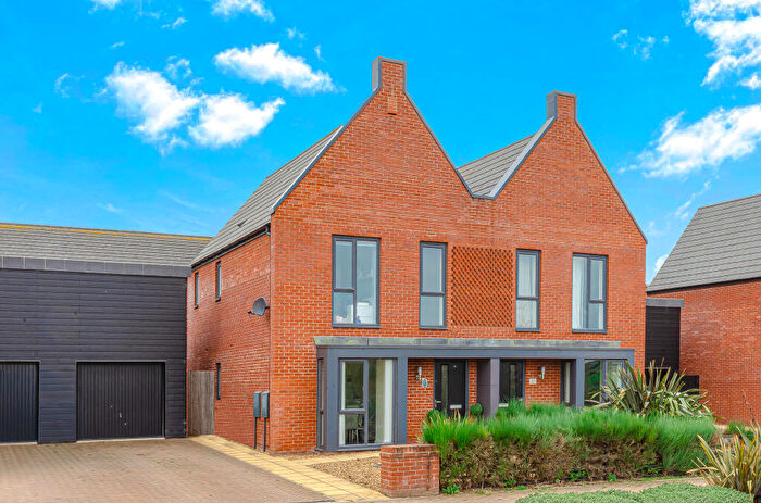 3 Bedroom Semi-Detached House For Sale In Hornbeam Drive, Chesterfield, S42