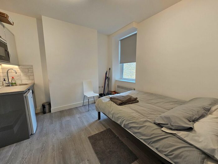 Studio To Rent In West Green Road, London, N15