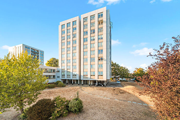 2 Bedroom Flat For Sale In Wellington Close, Walton-on-Thames, KT12