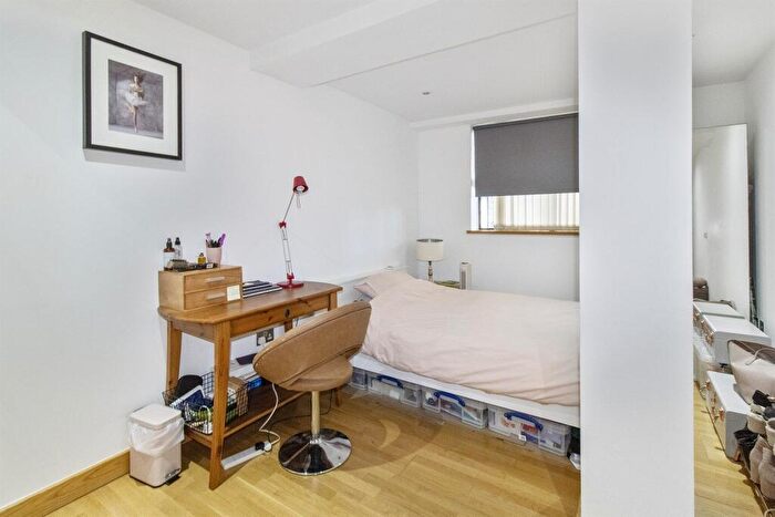 2 Bedroom Flat For Sale In Roach Road, London, E3 - Photo 4