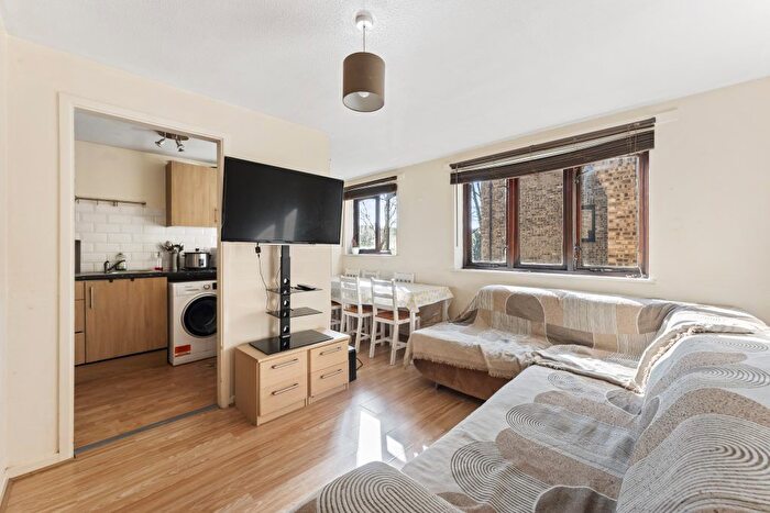 1 Bedroom Flat For Sale In Lincoln Court, Eastern Avenue, Gants Hill, Essex, IG2