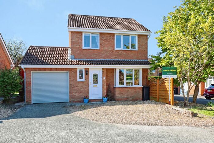 3 Bedroom Detached House For Sale In Godmanston Close, Canford Heath, Poole, Dorset, BH17