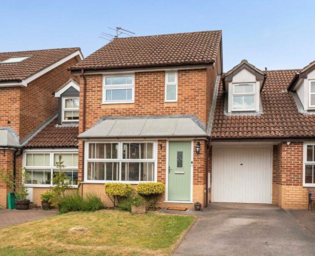 3 Bedroom Link Detached House For Sale In Allee Drive, Liphook, Hampshire, GU30