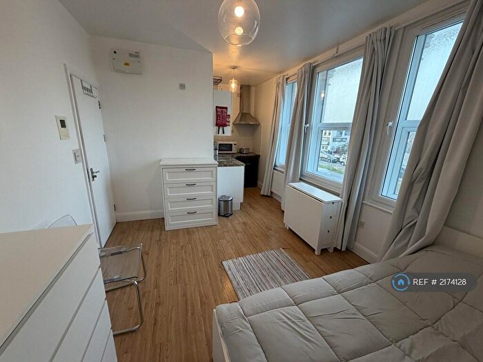 Studio To Rent In Bowes Road, London, N11