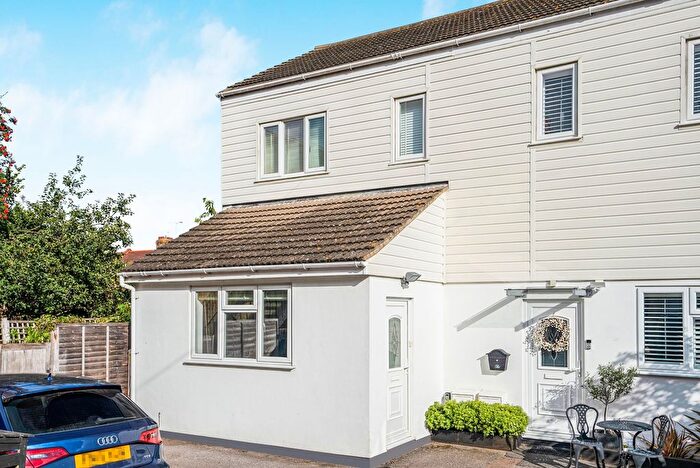 2 Bedroom Semi-Detached House For Sale In South Avenue, Southend-On-Sea, SS2